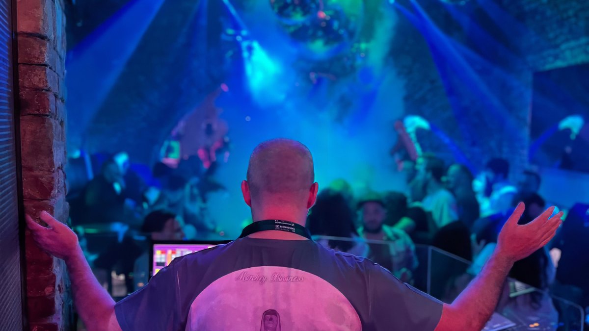 FRΞΞZΞ performing with raised arms